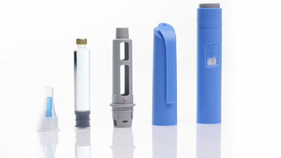 Autoinyector con retracción automática de aguja fabricado en plástico de grado médico y acero inoxidable para una vida útil de 24 meses